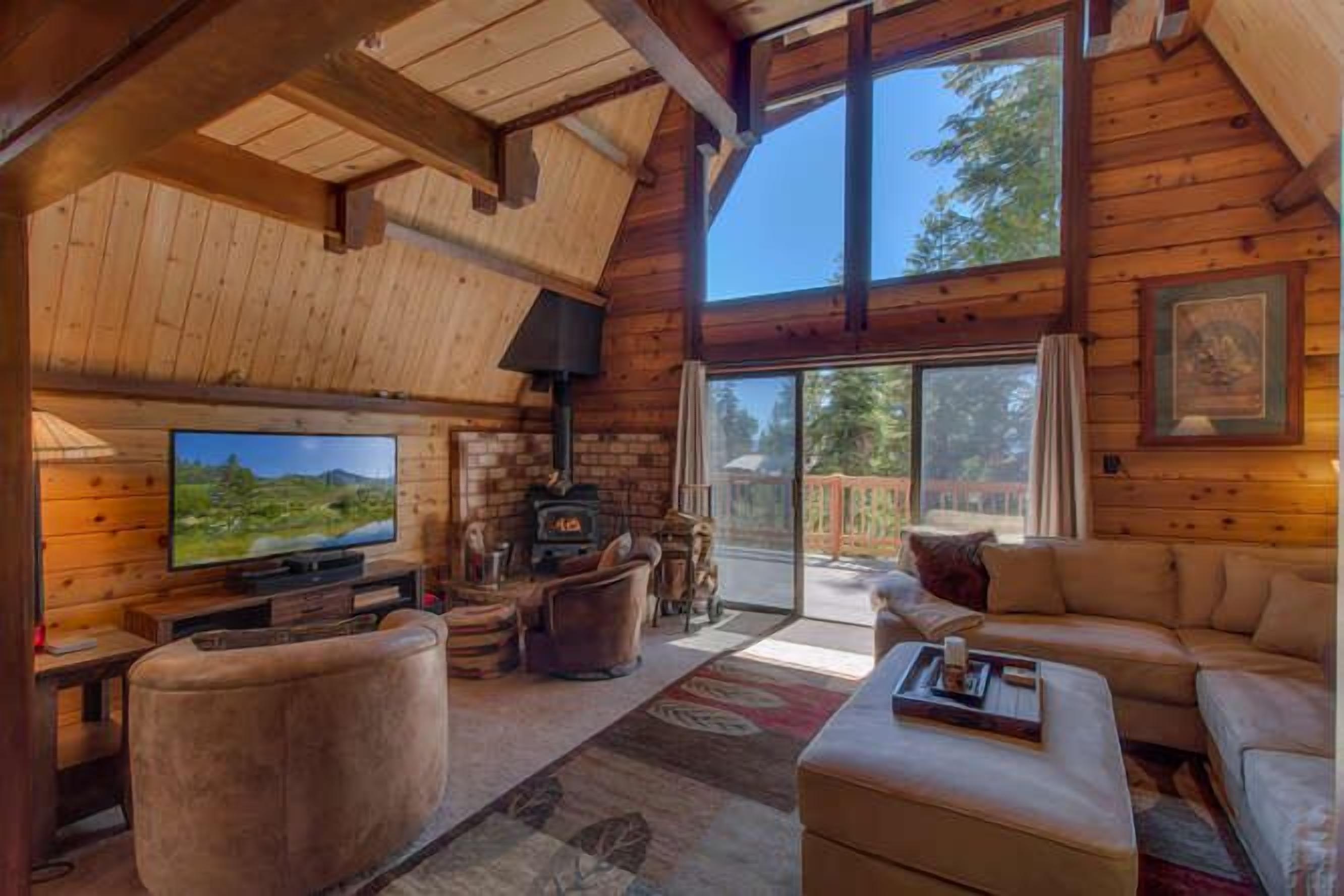 Luxury Family & Pet Friendly Mtn Home, Near Lake & Northstar, hot tub, wifi, DTV