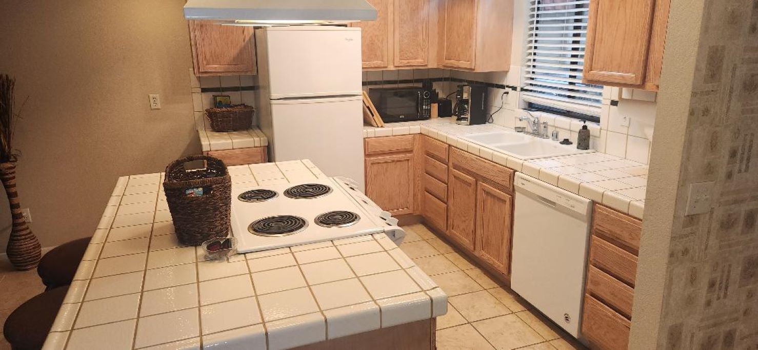 Resort Like Pool / Golf / Tennis Condo