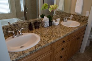 Chuveiro/banheira combinados, secador de cabelo, toalhas de banho 