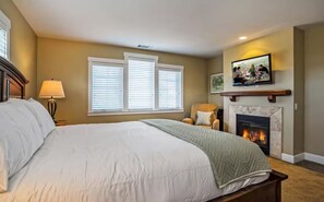 3 bedrooms, iron/ironing board, free WiFi, bed sheets - 3 bedroom 2.5 bath 2,200 SF within Solvang Danish Village (Solvang)