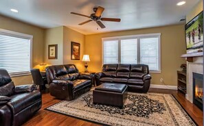 Smart TV, fireplace, DVD player, video library - 3 bedroom 2.5 bath 2,200 SF within Solvang Danish Village (Solvang)