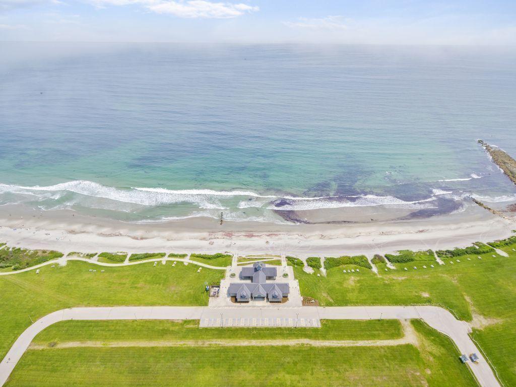 Nær stranden, solsenger og strandhåndklær