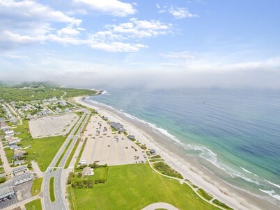 1.5 blocks to Scarborough beach, Narragansett, fenced in yard, AC - New Updates!