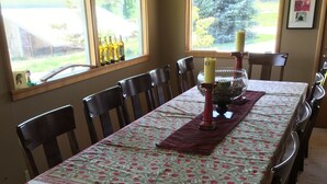 A dining room with a table set for six, surrounded by wooden chairs. - Lake View Home Walking Distance to Town and Vin du Lac Winery (Chelan)