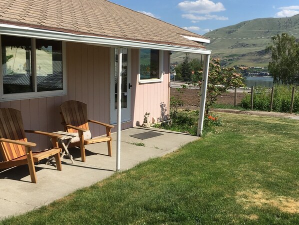 Terrace/patio - Lake View Home Walking Distance to Town and Vin du Lac Winery (Chelan)