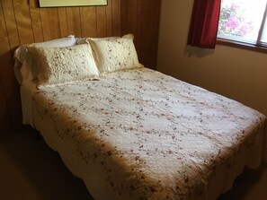 3 bedrooms, iron/ironing board, WiFi, bed sheets