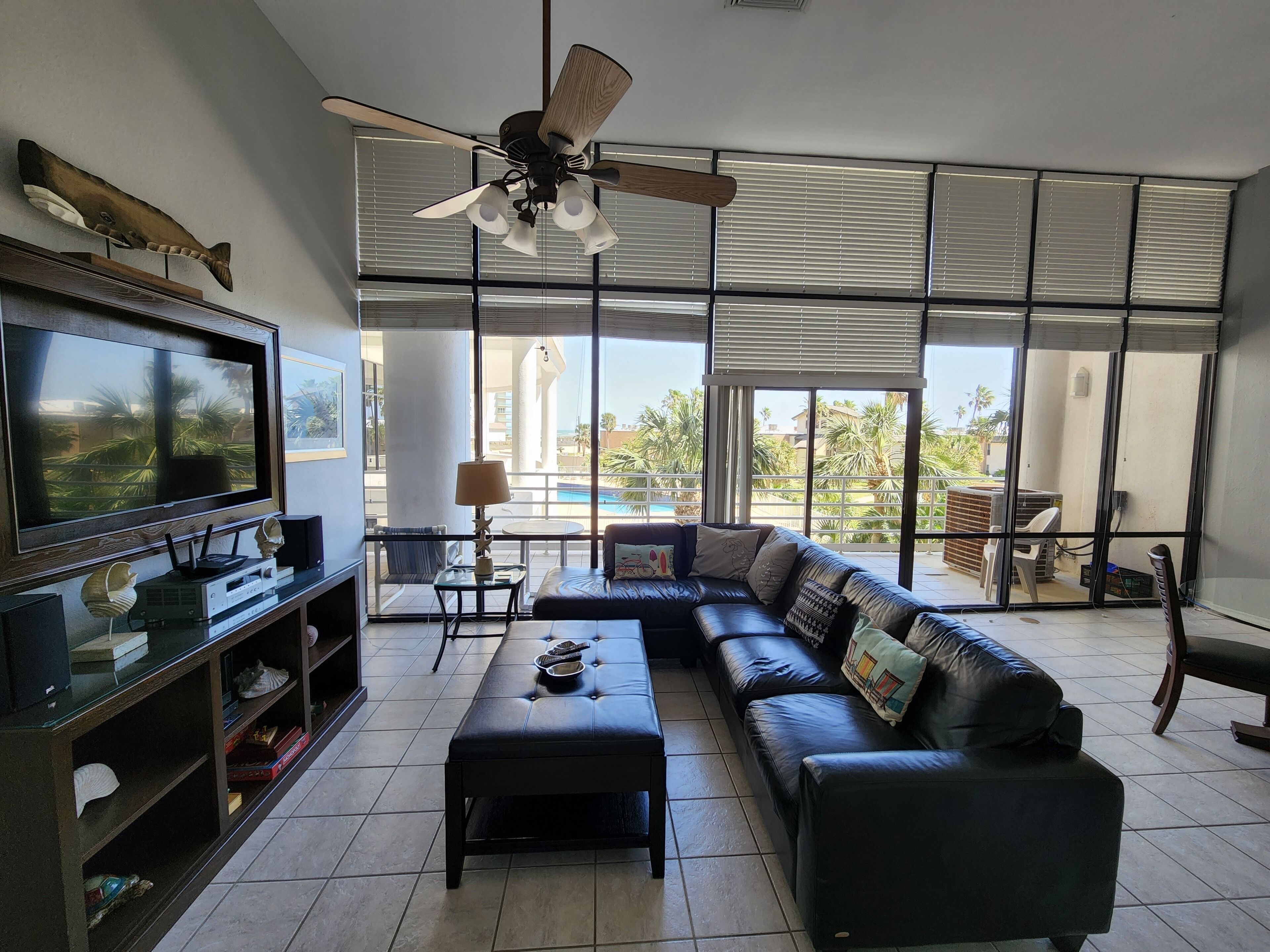 Your Own Island Paradise, Almost 1000 sq.ft.w/16 foot ceiling Very Spacious