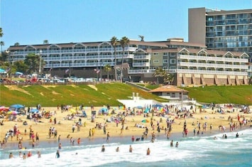 Ocean Cottage Apts on a typical summer day