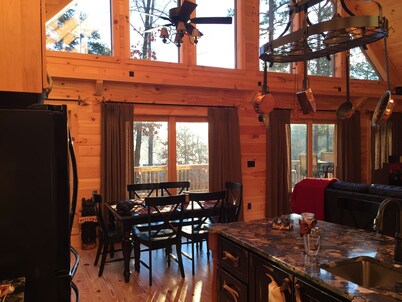 LAKE KEOWEE LAKEVIEW CABIN WITH DOCK CLOSE TO CLEMSON