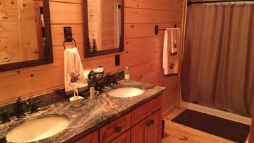 Combined shower/tub, towels