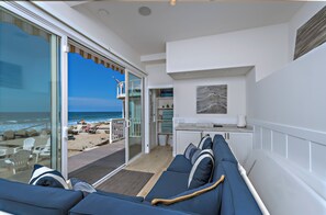 Smart TV, fireplace, DVD player, video library - 5-Star Luxury Single Family Home On Beach (Oceanside)