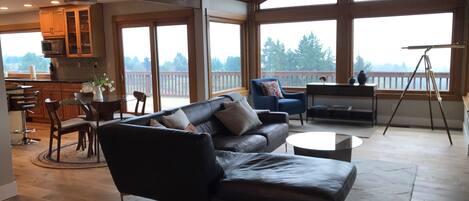 Smart TV, chimenea, tenis de mesa y libros