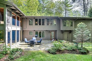 Outdoor dining - Morgan Escape - Hot Tub & Sauna, Quechee Club (Quechee)