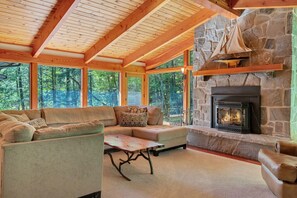 Télévision, cheminée, espaces bureaux