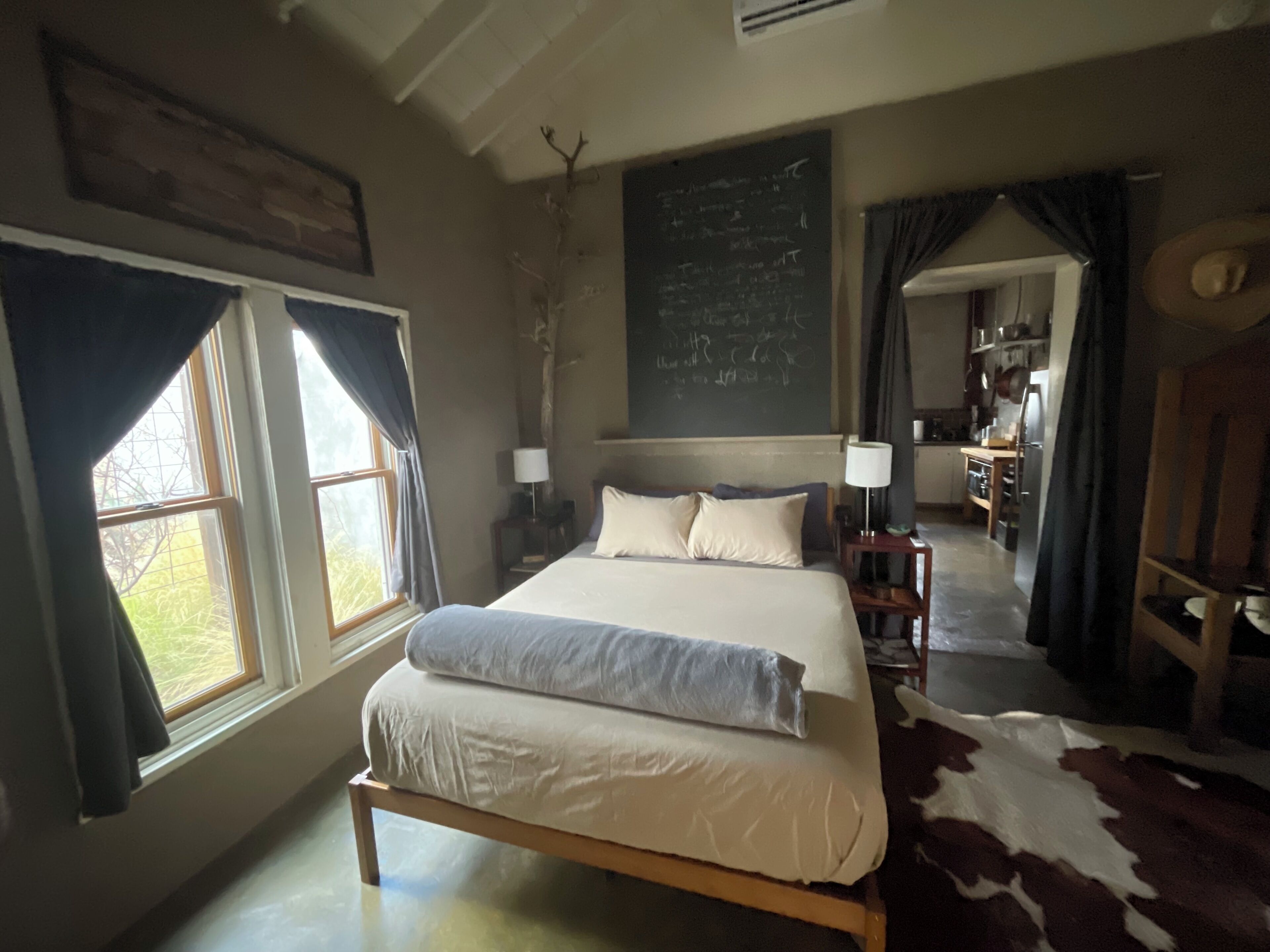 2 habitaciones, tabla de planchar con plancha, wifi y ropa de cama 