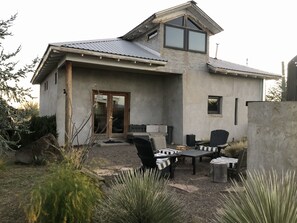 Terrace/patio - Fun for up to 4 guests. (Marfa)
