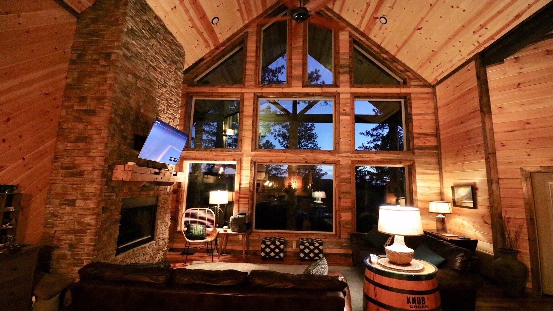 Bear Country-Panoramic Ridge Outside Wood Fireplace, Hot Tub, Nice Deck, Upscale