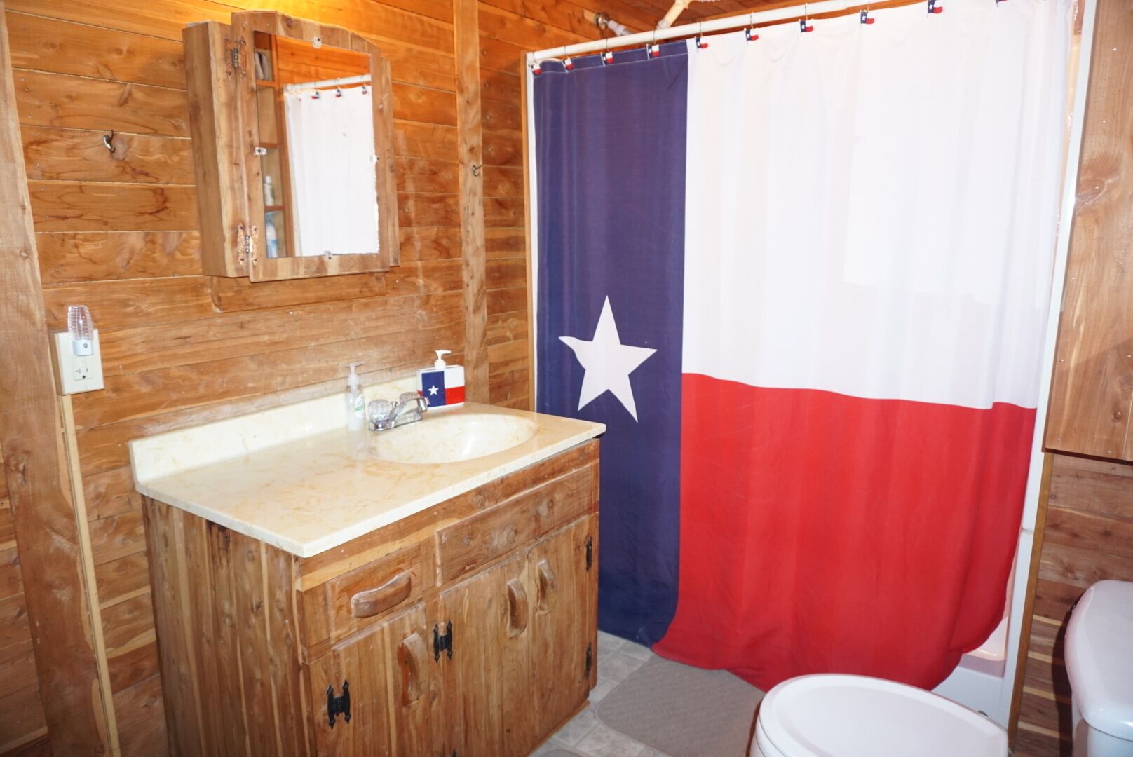 COUNTRY GET AWAY JUST 1 HR FROM AUSTIN & 1 1/2 HRS FROM SA & HOU