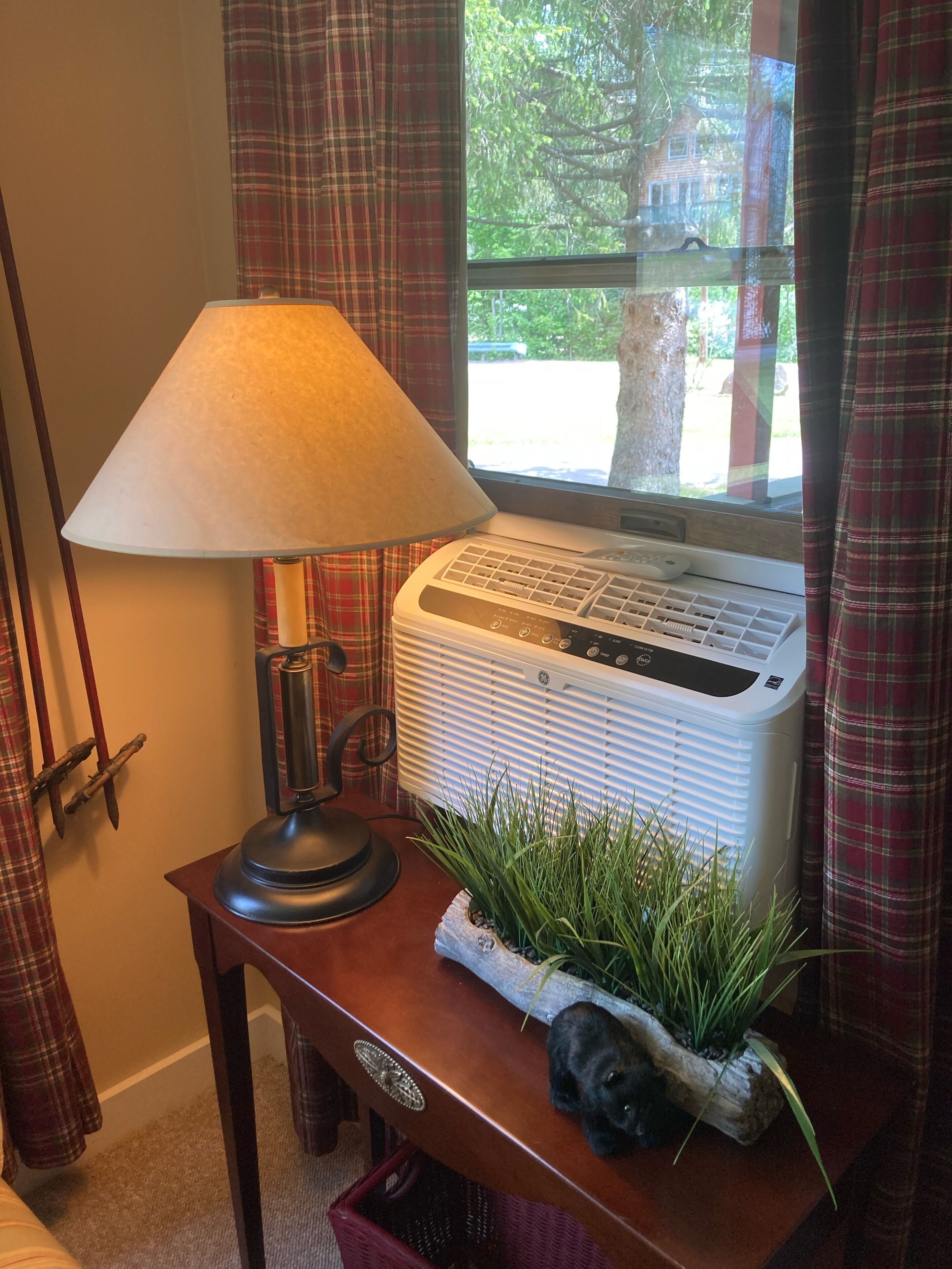  1 Mile To Storyland And Short Drive To Many Family Activities! Great Amenities!