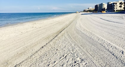 Newly Renovated Madeira Beach Studio Cottage