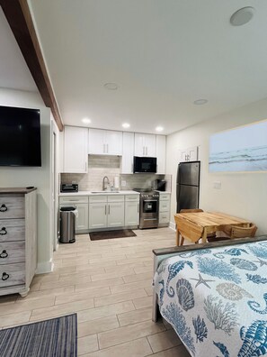 1 bedroom, WiFi, bed sheets - Newly Renovated Madeira Beach Studio Cottage (Madeira Beach)