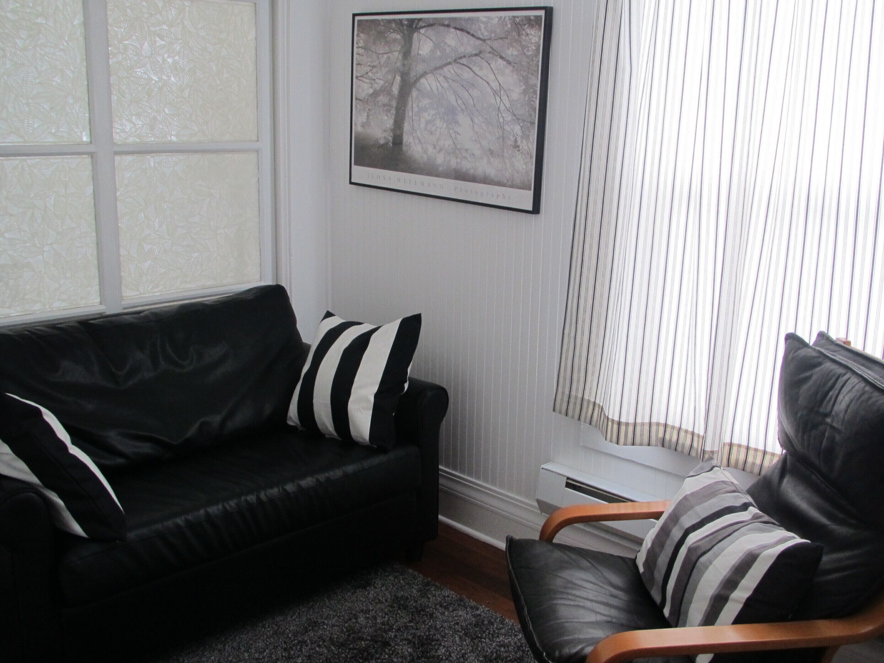 Two Bedroom Cottage In the Heart of Proctor Neighborhood 