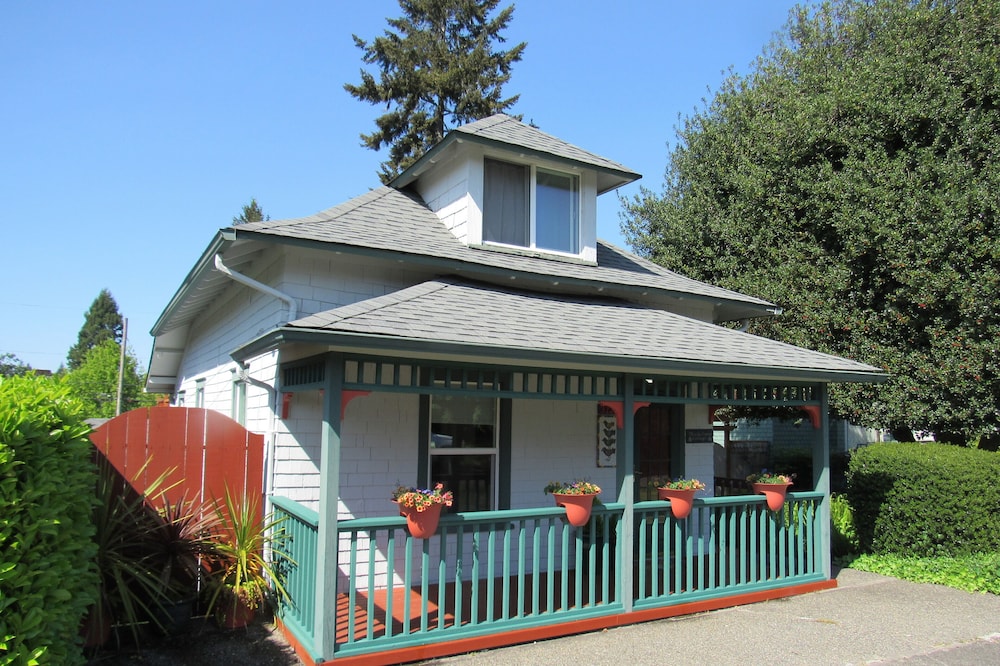 Two Bedroom Cottage In the Heart of Proctor Neighborhood