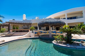 Piscine extérieure, piscine à débordement