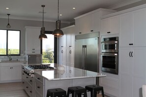 Jääkaappi, mikroaaltouuni, uuni, liesi