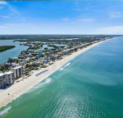 5 STAR Beach Vacation on Destination Chanel 300 steps to the BEACH