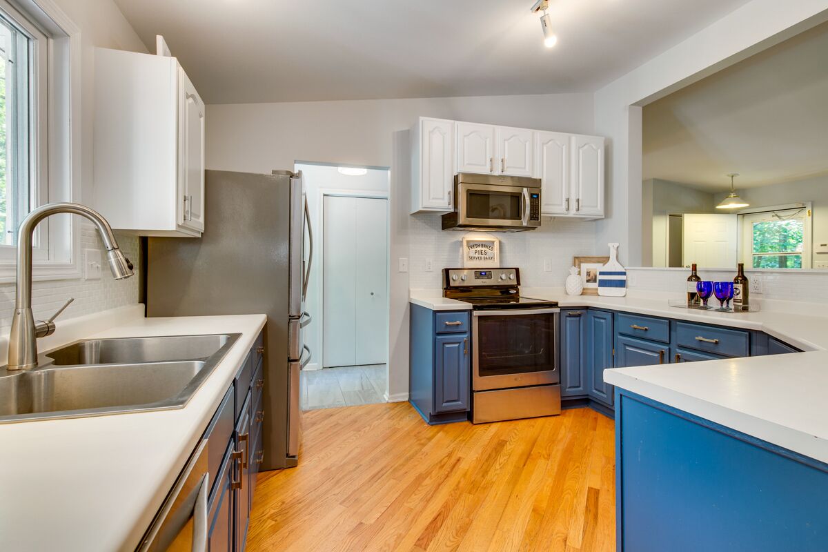 6 Beds, 3 Baths Recently renovated sleeps 14  (10 Adults, 4 Children) .   