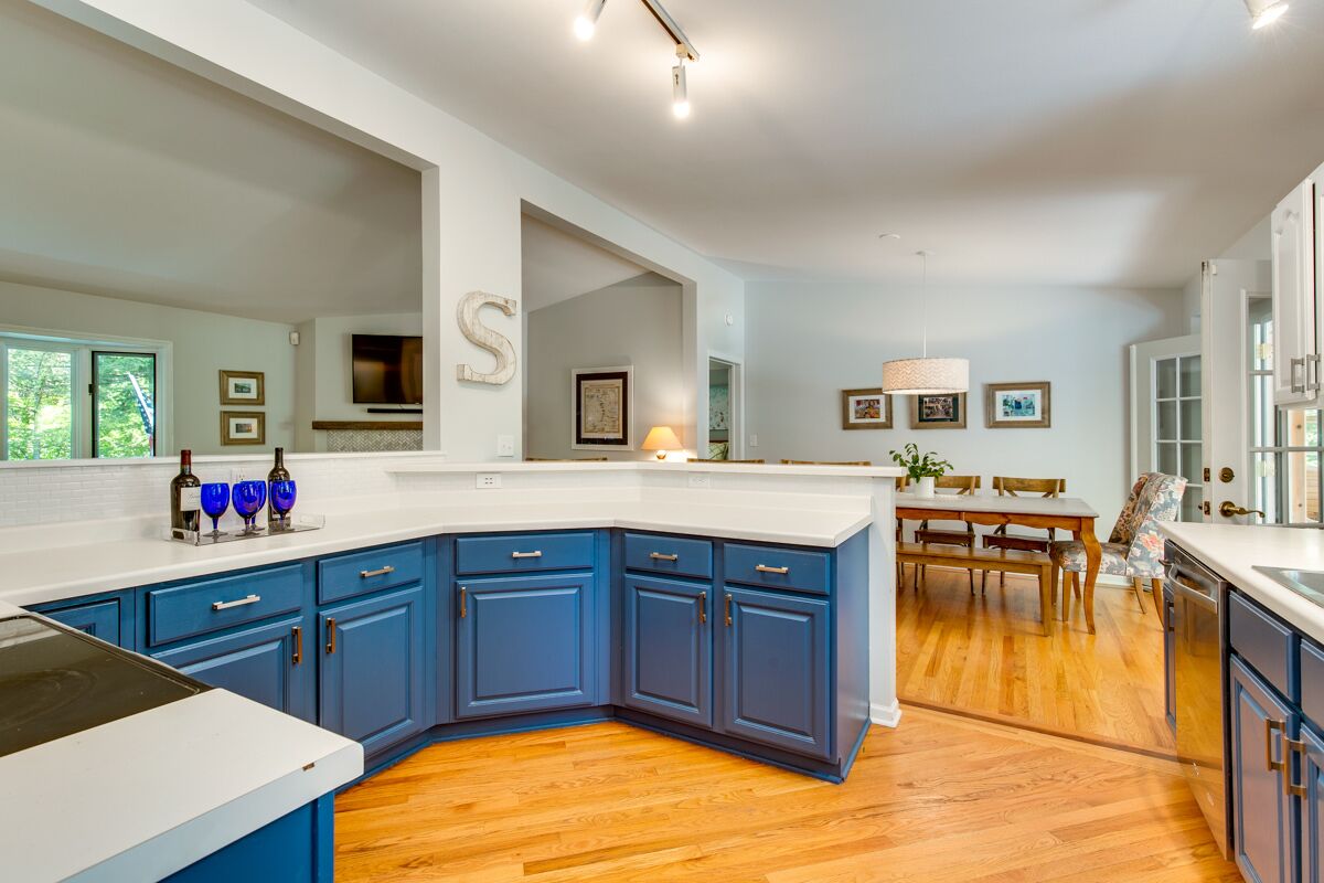 6 Beds, 3 Baths Recently renovated sleeps 14  (10 Adults, 4 Children) .   