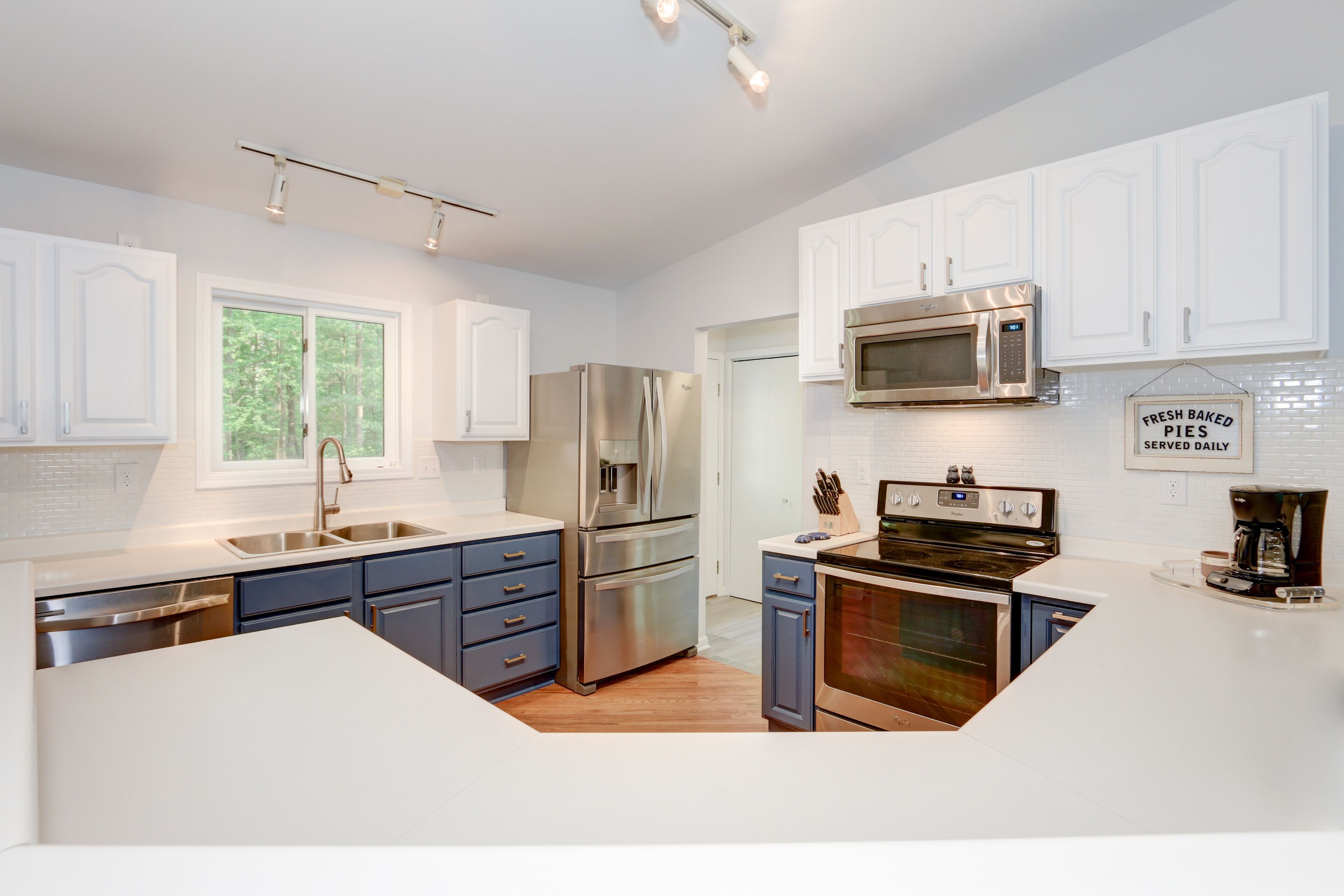 6 Beds, 3 Baths Recently renovated sleeps 14  (10 Adults, 4 Children) .   