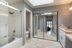 Ensemble douche/baignoire, baignoire à jets, sèche-cheveux