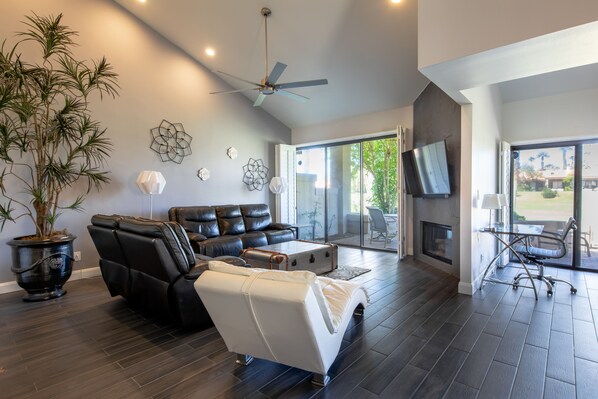 Smart TV, fireplace - Dream vacation rental! Spacious and comfortable, Family and pet friendly. (Palm Desert)