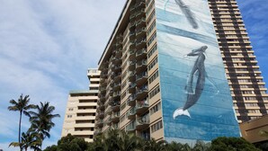 Un rascacielos con un gran mural de una ballena en su fachada.