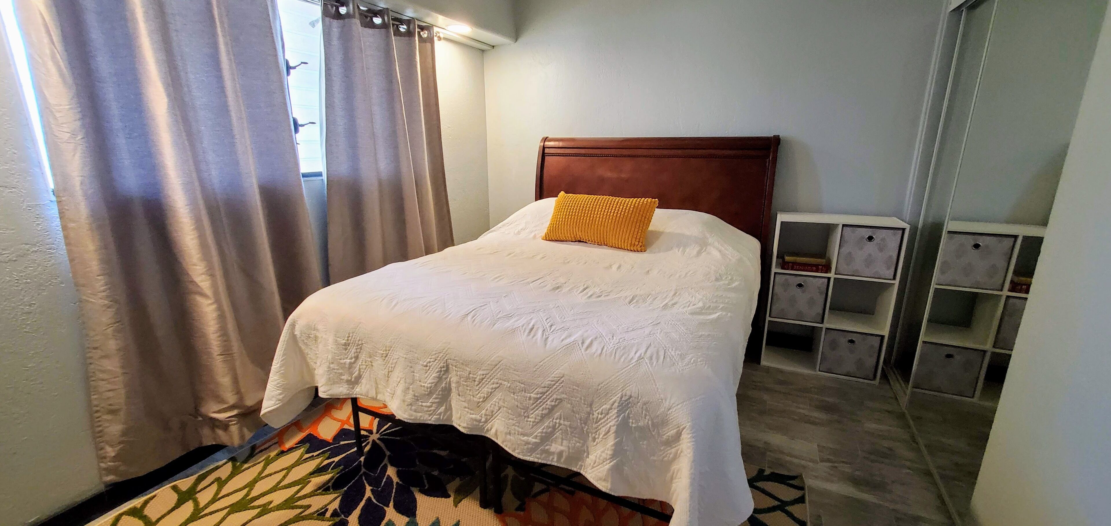 2 Bedrooms / 1 Bathroom Vacation Rental in Waikiki, Sleeps 6.