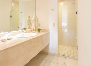 Bathtub, jetted bath, hair dryer, towels