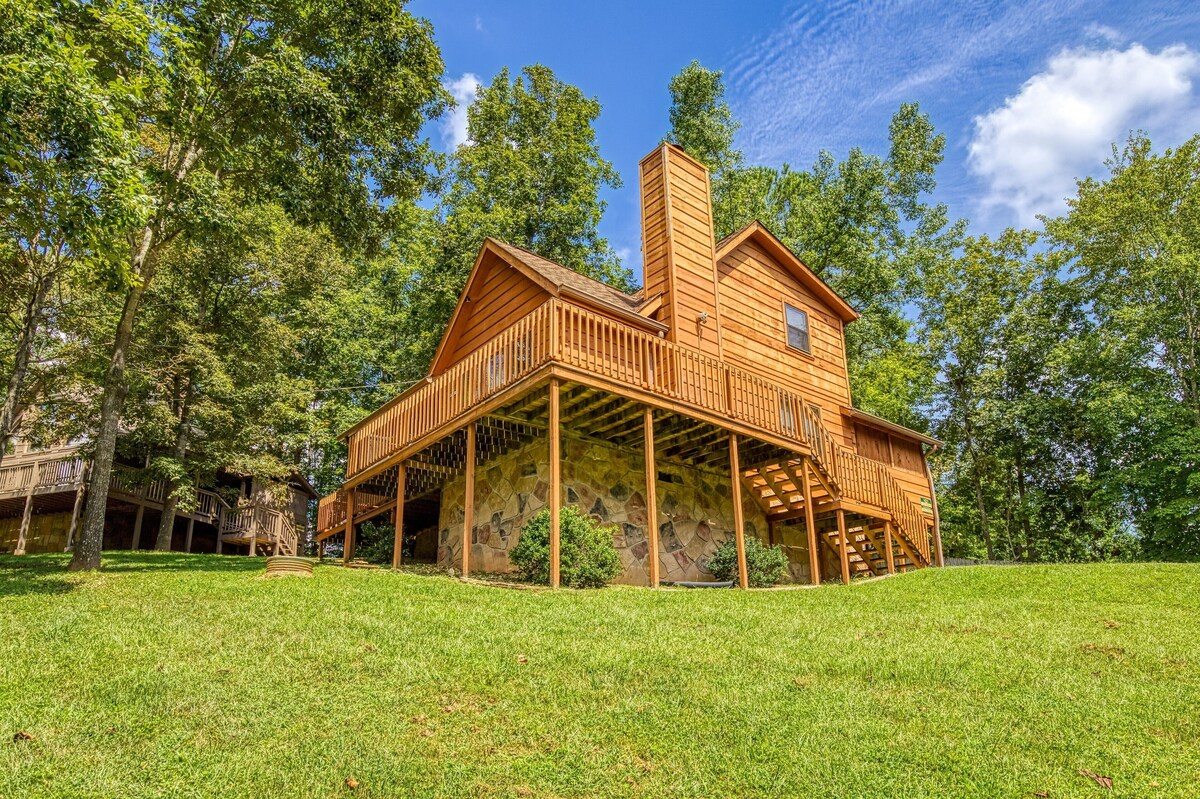 Two Bedroom Pigeon Forge Cabin Close to Dollywood and Pigeon Forge Dog Friendly
