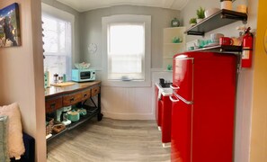 Fridge, microwave, oven, toaster - Marathon Historic Apartments-heart of Downtown - Charming 1 bedroom (Seward)