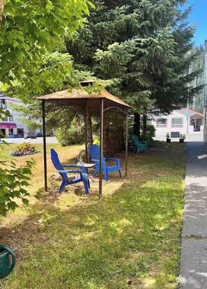Property grounds - Marathon Historic Apartments-heart of Downtown - Charming 1 bedroom (Seward)