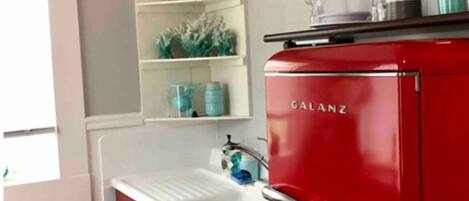 Refrigerador, microondas, horno, tostadora