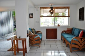 Smart TV, Netflix, DVD player, table tennis - Waterfront Luxury Living Inside & Out, Gulf View, On the Water!! (Marathon)