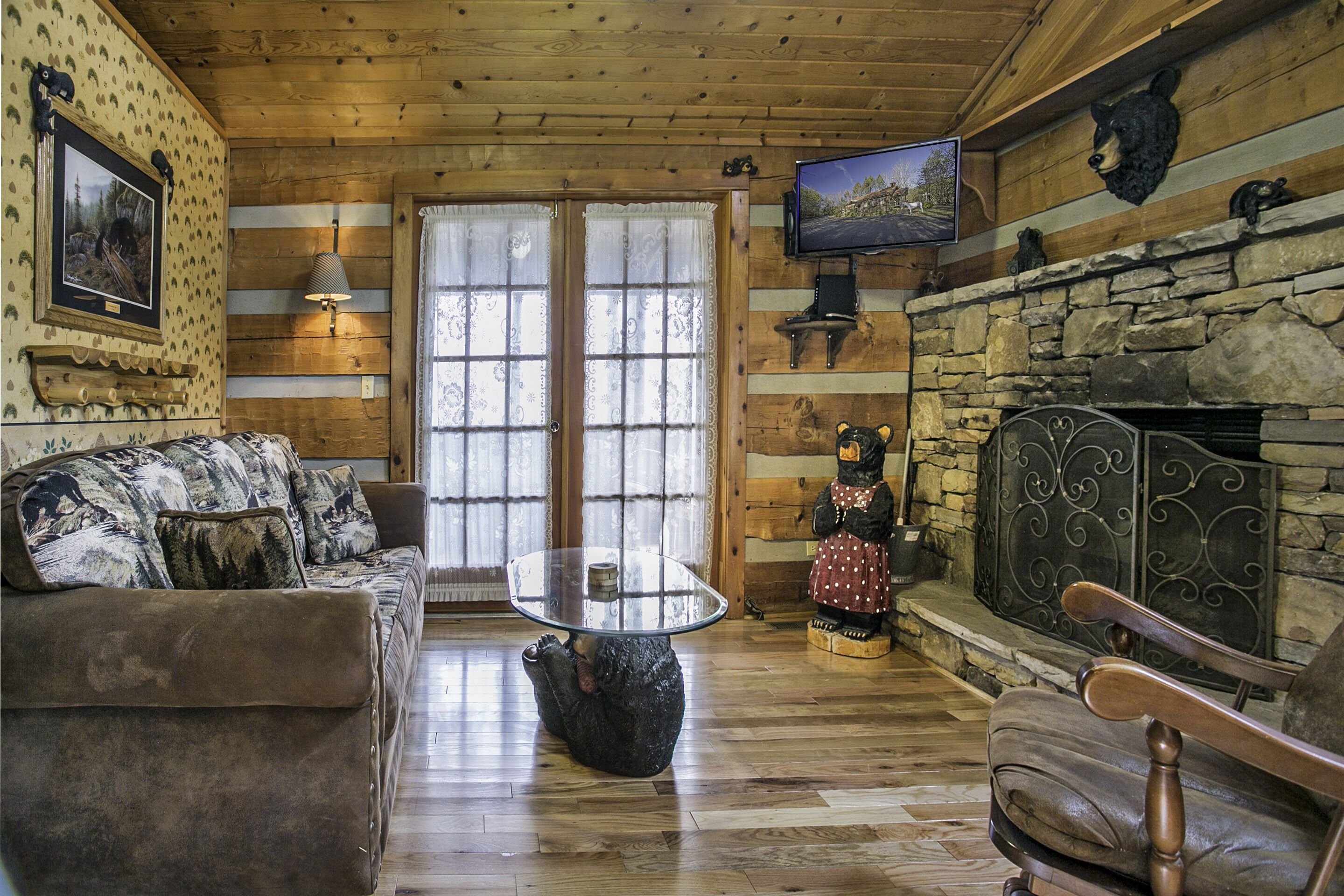A “Frankly Peaceful” Romantic Log Cabin Close to it ALL!