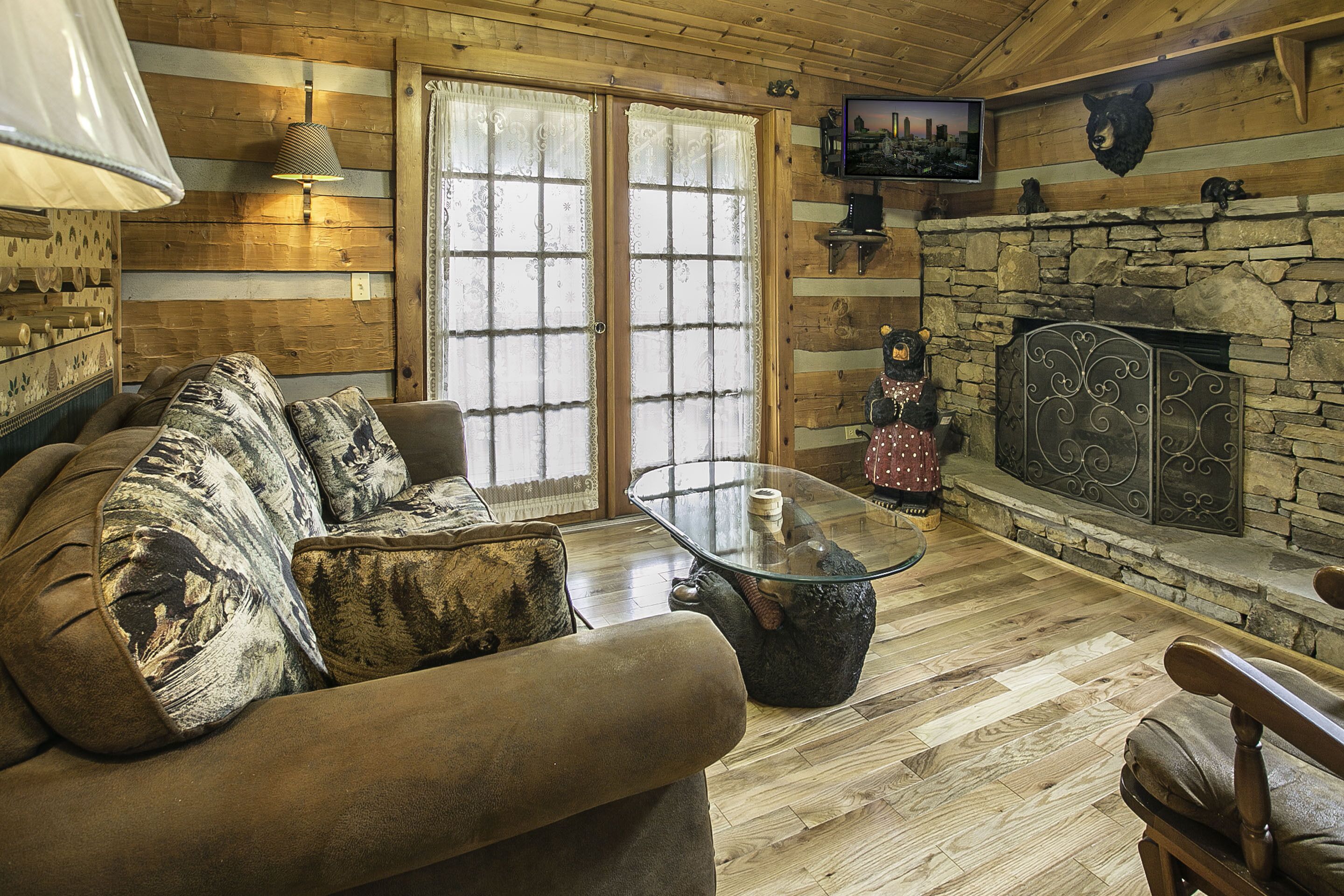 A “Frankly Peaceful” Romantic Log Cabin Close to it ALL!