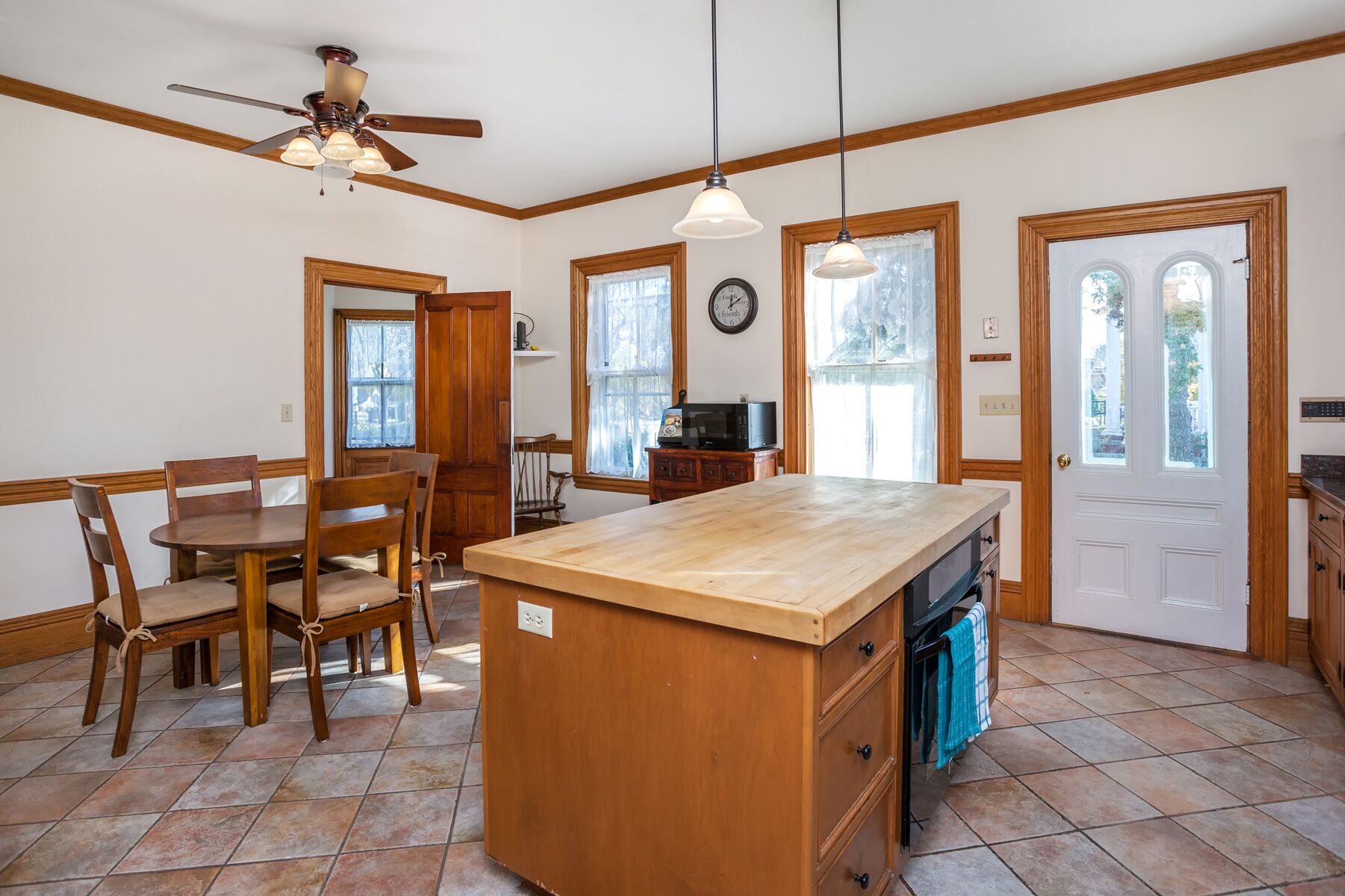 Beautiful Sea Captain's House walk to beach, central A/C and outdoor shower