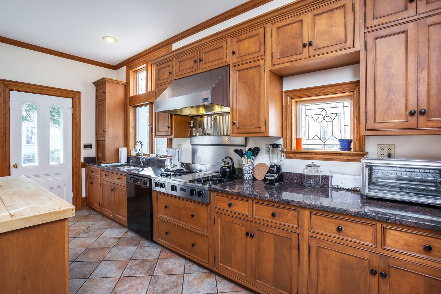 Beautiful Sea Captain's House walk to beach, central A/C and outdoor shower