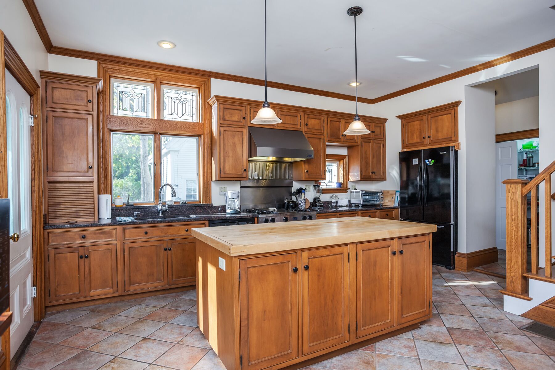 Beautiful Sea Captain's House walk to beach, central A/C and outdoor shower