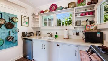 Jääkaappi, mikroaaltouuni, liesi, kahvin-/teenkeitin