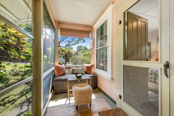 Step onto the lanai and come in!